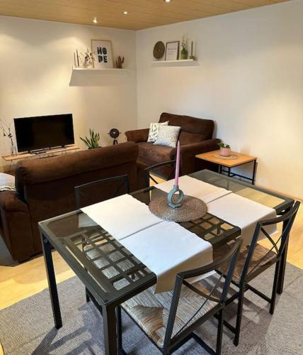 a living room with a table and a couch at Casita grün in Worms