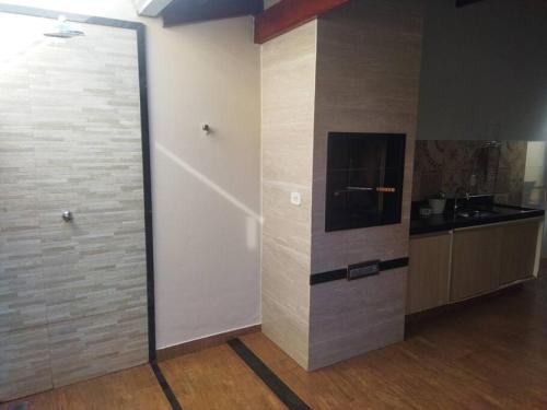 Habitación con puerta a una cocina con encimera en Casa completa em Ituiutaba, en Ituiutaba