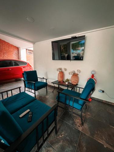 ein Wohnzimmer mit einem in einer Garage geparkt in der Unterkunft Casa hotel Aeroclubr15 in Villavicencio