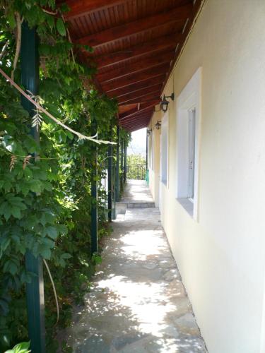 Imagen de la galería de Thalis Rooms, en Skoutari