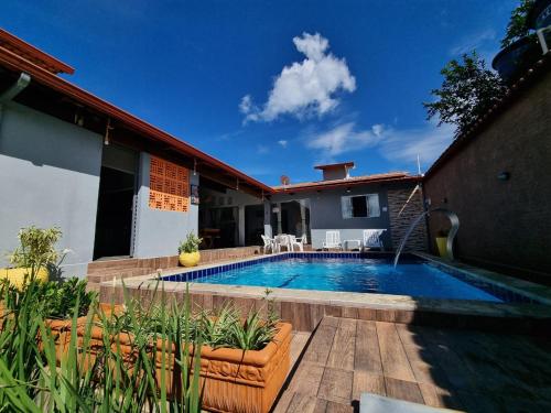 - une piscine dans l'arrière-cour d'une maison dans l'établissement Pouso da Kakau, à Pirenópolis
