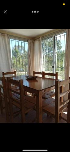 mesa de comedor y sillas con mesa y ventanas en La Caprichosa, en San Luis