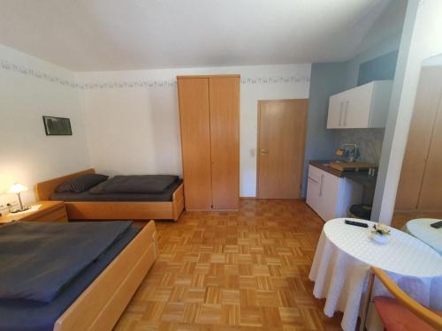 a small room with two beds and a kitchen at ABM Apartment 23 in Zwingenberg