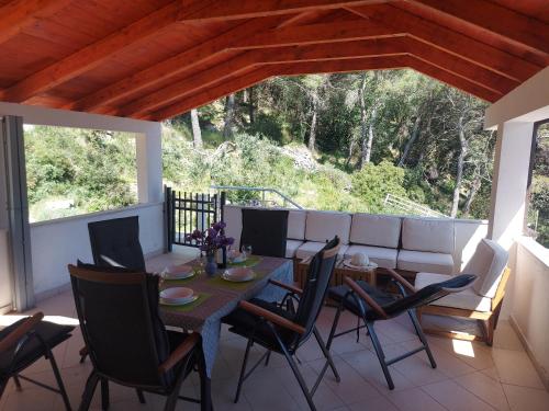 a dining room with a table and chairs on a balcony at Apartman Marina sa parkingom in Jelsa