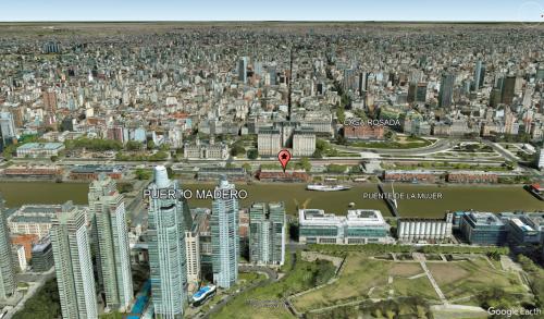 una vista aérea de una ciudad con edificios altos en Hermoso departamento en Puerto Madero con vista al río en Buenos Aires