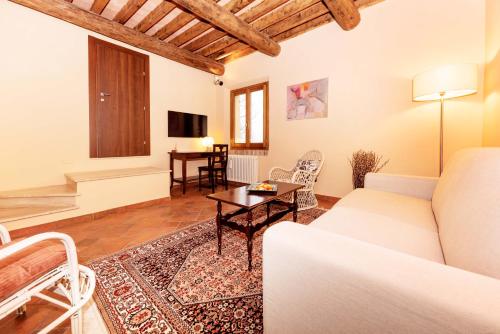 een woonkamer met een bank en een tafel bij La Grotta nel Fienile in Lari