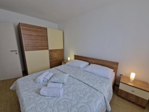 Giường trong phòng chung tại Apartments Maslina