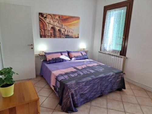 1 dormitorio con cama, mesa y ventana en Casa Ida, en Scaltenigo