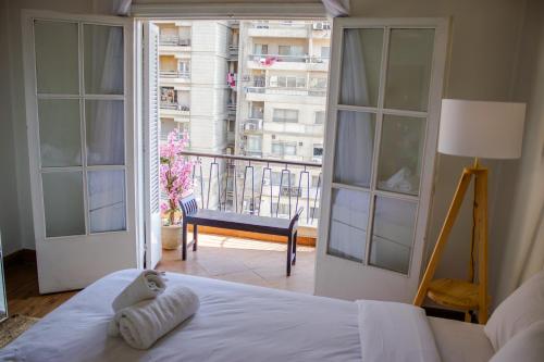 Schlafzimmer mit einem Bett und Blick auf einen Balkon in der Unterkunft "Chez Riche "Luxury serviced apartment 52 in Kairo