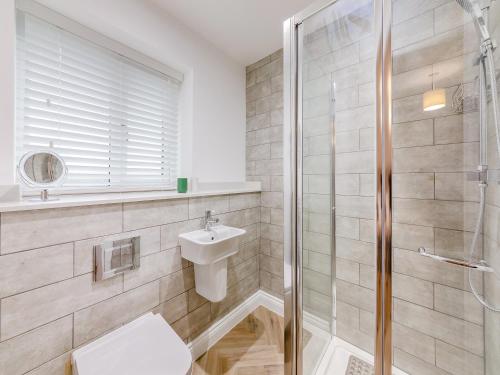 een badkamer met een douche, een toilet en een wastafel bij Sandpiper Rest - Uk46781 in Ellington