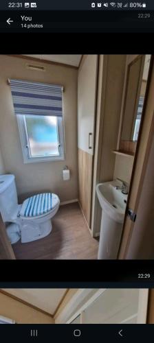 uma imagem de uma casa de banho com um WC e um lavatório em Oakley em Rookley