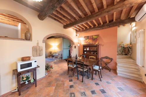 een keuken en eetkamer met een tafel en stoelen bij La Grotta nel Fienile in Lari