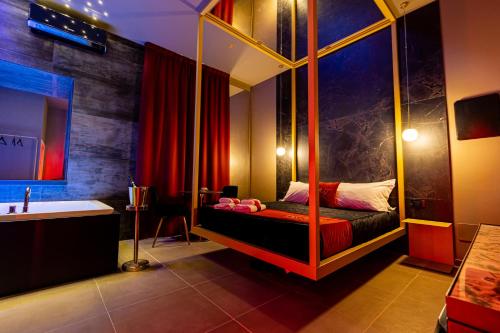 una camera con letto a baldacchino e vasca di GOLD SUITE&SPA a Palermo