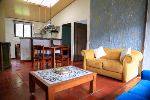 sala de estar con sofá y mesa en Casa de Campo en la Montaña Negra-Subachoque, en Subachoque
