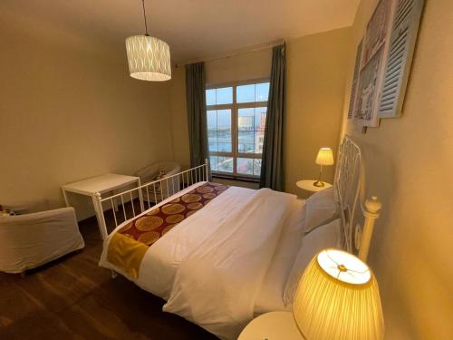 una camera da letto con un letto bianco e una finestra di غرفتين مطله عوائل a King Abdullah Economic City
