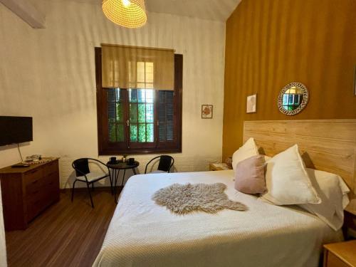 1 dormitorio con cama y ventana en Expreso trescrucesdos, en Montevideo