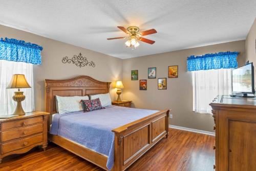 sypialnia z łóżkiem i wentylatorem sufitowym w obiekcie Be-Our-Guest Home! 15 mins to Disney! w mieście Kissimmee