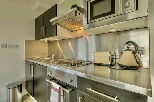 Een keuken of kitchenette bij City Centre Cozy Studio flat Second Floor