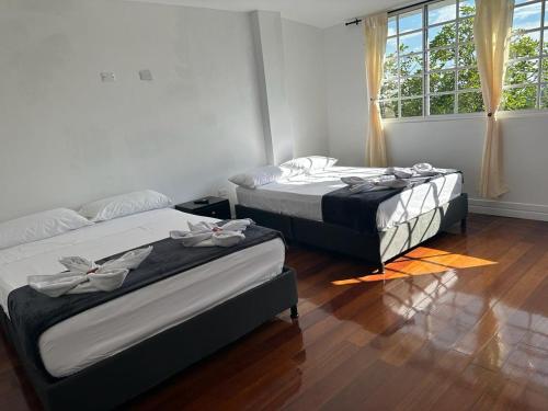 Duas camas num quarto com uma janela em Travesía Quindiana em Filandia