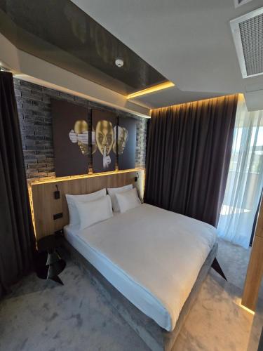 a bedroom with a large bed in a room at Hotel Vojvoda Putnik in Vranje