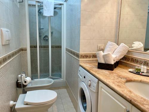 a bathroom with a toilet sink and a shower at Edi's House in Rome