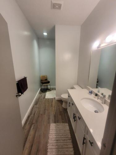 La salle de bains est pourvue d'un lavabo, de toilettes et d'un miroir. dans l'établissement Wissem, à Edmonton