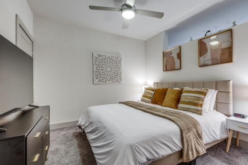 En eller flere senge i et værelse på Gorgeous Condo w Riverwalk Views Free Parking Pet Friendly Centrally Located on the Riverwalk