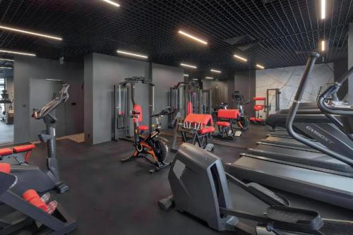 un gimnasio con máquinas de ejercicio cardiovascular y bicicletas estáticas en L11 Warsaw Apartments, en Varsovia