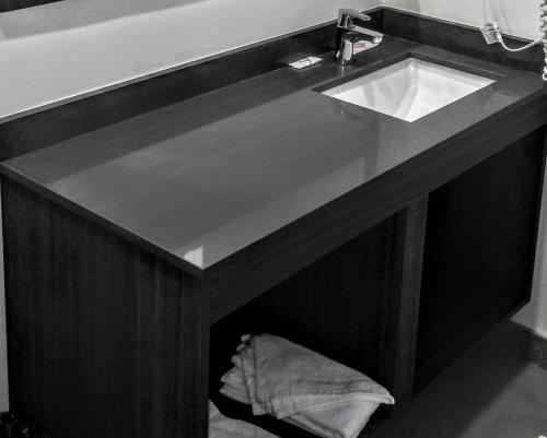 een aanrecht met een wastafel in de badkamer bij Jewel City Inn in Glendale