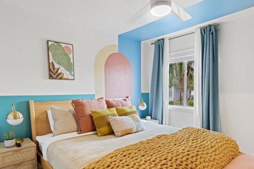 1 dormitorio con cama y ventana en New Luxury Listing! Walking distance to shops, lake & beach, en Destin