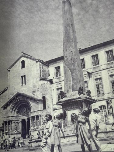 grupa ludzi stojących przed budynkiem w obiekcie Appartement avec une chambre w mieście Arles
