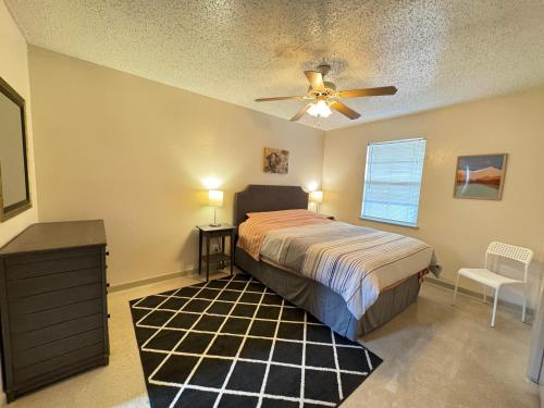 1 dormitorio con 1 cama y ventilador de techo en 1326-#3 downtown comfy & clean 1bedroom unit, en San Antonio