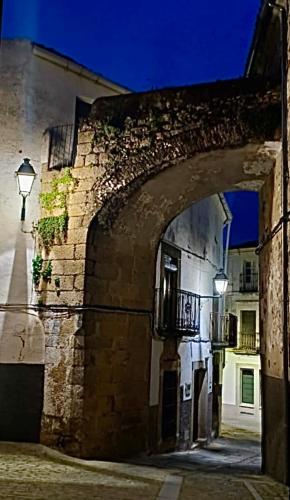 an archway in a brick building with a street at APARTAMENTOS TURíSTICOS MONTASOL 1 in Montánchez