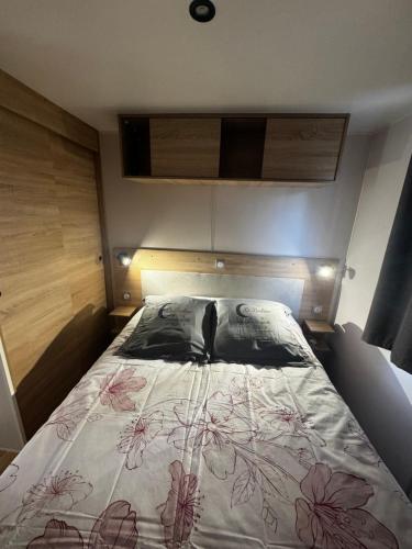 Katil atau katil-katil dalam bilik di Mobile Home Le Badour