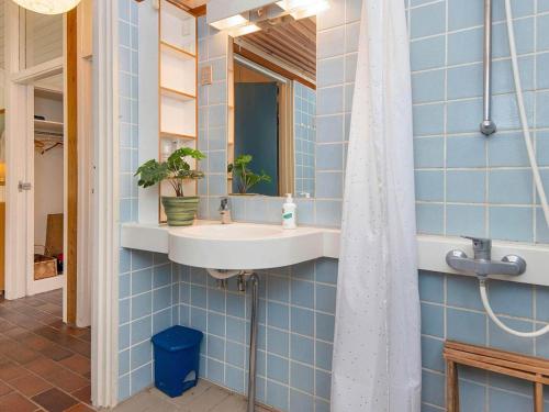 bagno con lavandino e specchio di Two-Bedroom Holiday home in Aabenraa 4 a Løjt