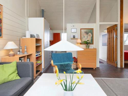 - un salon avec un canapé et une table dans l'établissement Two-Bedroom Holiday home in Aabenraa 4, à Danland Løjt