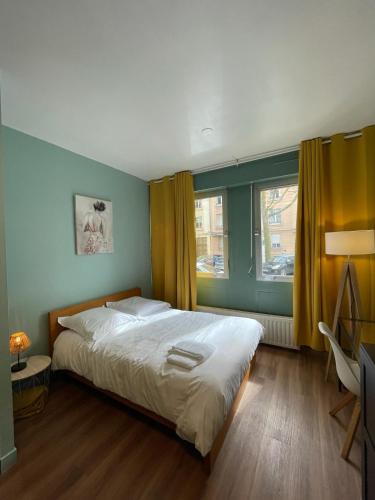 une chambre avec un grand lit et une fenêtre dans l'établissement Cozy studio Metz, à Metz