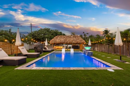 um quintal com uma piscina e um gazebo em Bali Inspired home with Heated Pool, Sauna and Hot Tub! Close to Beach and Atlantic Ave em Delray Beach