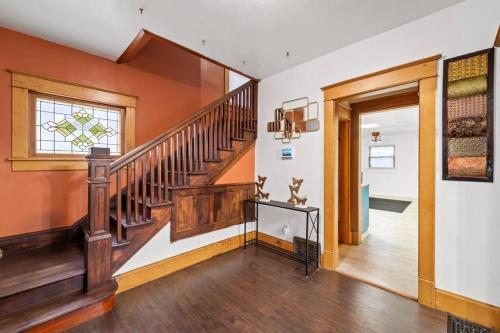 een hal met een houten trap in een huis bij The Vintage Haven in Des Moines