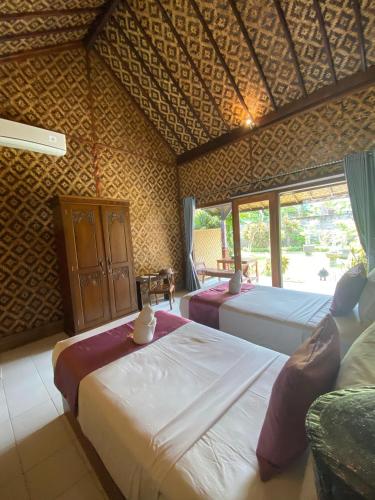 Katil atau katil-katil dalam bilik di Tebu menjangan homestay