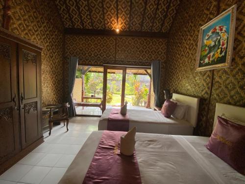 Katil atau katil-katil dalam bilik di Tebu menjangan homestay