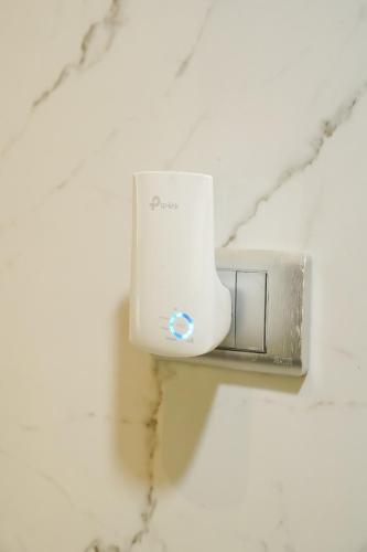 un interruptor de luz en una pared en un baño en شقة فندقية مفروشة, en Ḩulwān