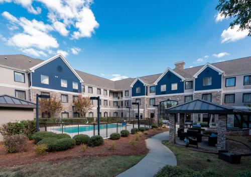un grande condominio con piscina di Staybridge Suites Jackson by IHG a Ridgeland