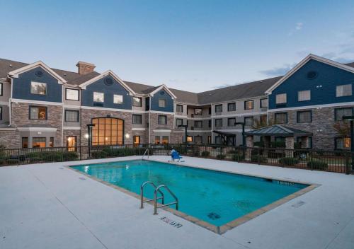 un gran edificio de apartamentos con una gran piscina en Staybridge Suites Jackson, an IHG Hotel, en Ridgeland