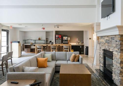 un soggiorno con divano e camino di Staybridge Suites Jackson by IHG a Ridgeland