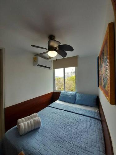 ein Schlafzimmer mit einem Bett mit Deckenventilator in der Unterkunft R.1112 Estudio ejecutivo, privado con cocina y baño. in Panama-Stadt