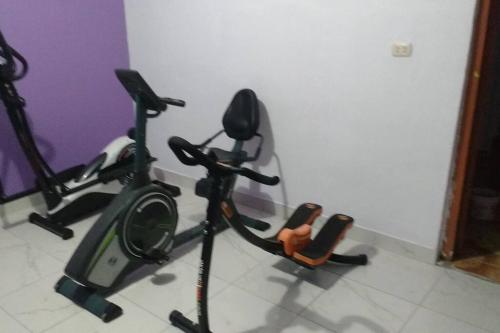 um grupo de bicicletas de exercício estacionadas ao lado de uma parede em Casa Hospedaje Aromas em Tarapoto