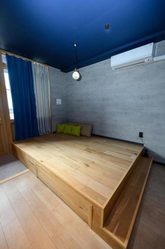 a large wooden bed in a room at Yiyi Villa Awaji 淡路島西海岸夕日百選のvilla BBQ釣りゴルフ in Awaji