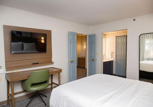 Letto o letti in una camera di Staybridge Suites Jackson by IHG