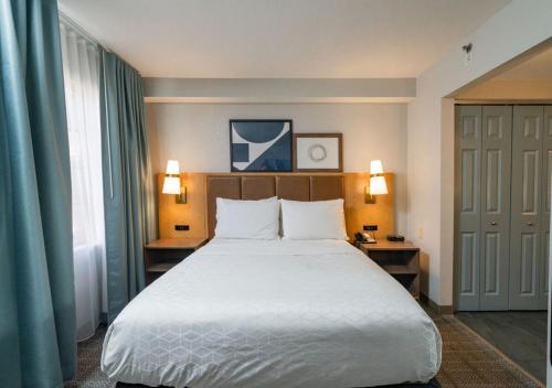 Letto o letti in una camera di Staybridge Suites Jackson by IHG